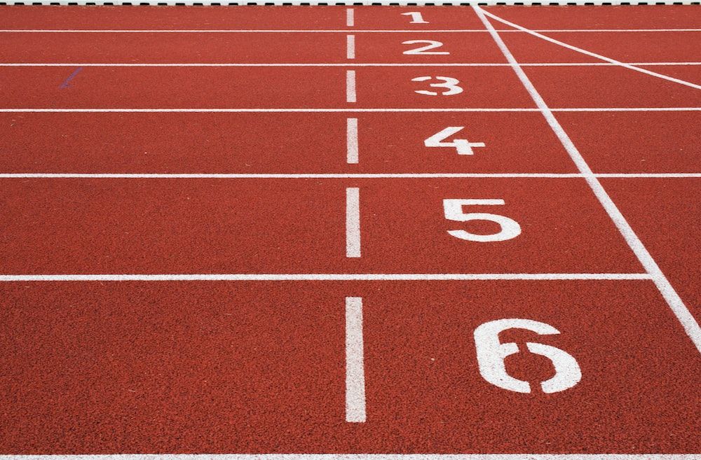 pista de corrida vermelha em detalhe com numeração em branco no chão